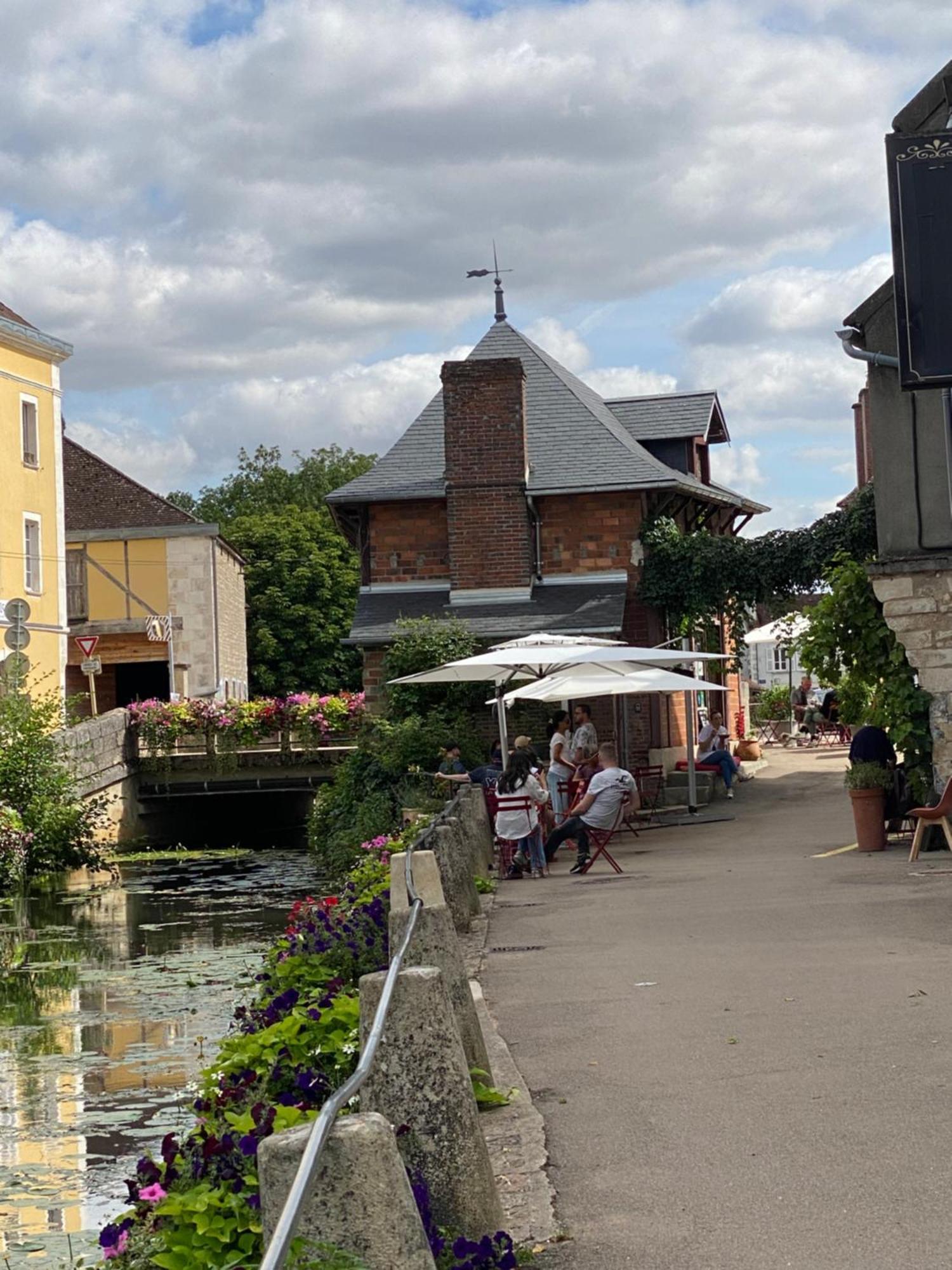 Le Merrain Gite Plein Coeur De Chablis Exteriör bild